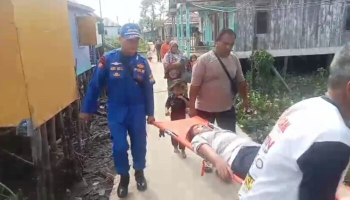 Remaja Banyuasin Terkena DBD Dievakuasi Ambulance Apung ke RS Bunda Palembang