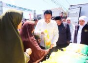 Gubernur Jawa Timur Khofifah Didampingi Bupati Sidoarjo Tinjau Langsung Kegiatan Pasar Murah