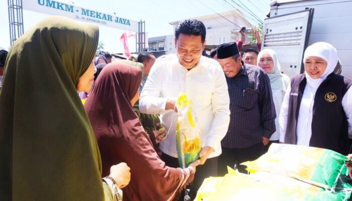 Gubernur Jawa Timur Khofifah Didampingi Bupati Sidoarjo Tinjau Langsung Kegiatan Pasar Murah