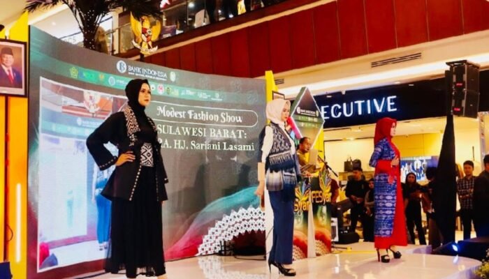 Pariwisata Sulbar Tampilkan Tenun Tradisional di Fashion Show FESyar KTI di Kalbar