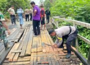 Warga Embaloh Hulu Kompak Bahu – Membahu Perbaiki Jembatan