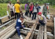 Kapolsek Embaloh Libatkan Warga dan Forkopimcam Untuk Perbaikan Jembatan