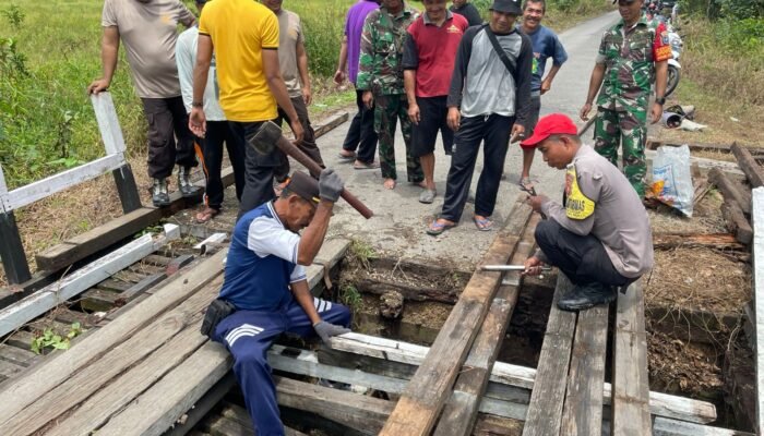 Kapolsek Embaloh Libatkan Warga dan Forkopimcam Untuk Perbaikan Jembatan