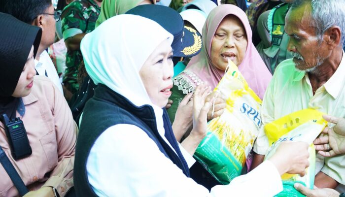 Gubernur Khofifah Tinjau Operasi Pasar Murah di Sidoarjo, Pastikan Ketersediaan Pasokan Pangan