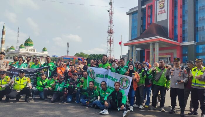 Polda Sumsel Jadi Salah Satu Lokasi Aksi Simpatik Ojol Palembang dengan Bunga Mawar Merah Putih