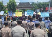 Kasus Dugaan Ijazah Palsu, Ratusan Warga Pematang Panggang Demo Tuntut Bebaskan Kades