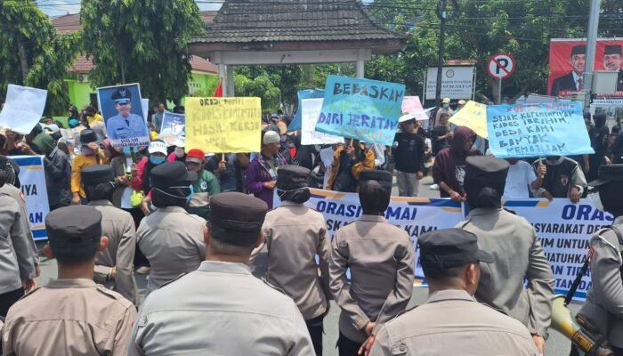 Kasus Dugaan Ijazah Palsu, Ratusan Warga Pematang Panggang Demo Tuntut Bebaskan Kades