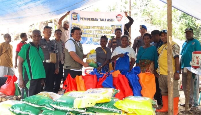 Polres Fakfak Gandeng Alumni Dikmaba Polri Gelar Penanaman Jagung dan Bagi Sembako di Kampung Sum