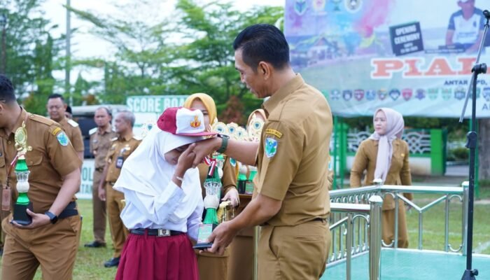 Usai Upacara HAORNAS, Bupati Batang Hari Serahkan Hadiah Lomba Peringatan HUT RI