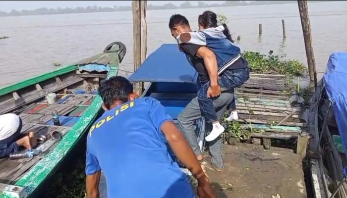 Ambulance Apung Polairud Polda Sumsel Antar Dua Bocah Upang ke RS Palembang