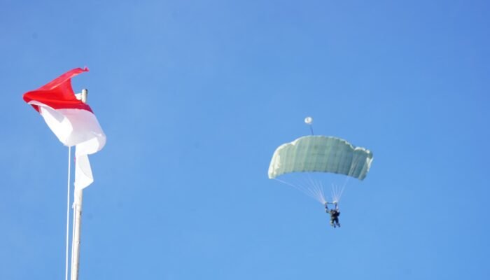 Pangdivif 2 Kostrad Tinjau Latihan Terjun Payung Brigif 18/Trisula di Grati