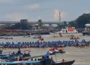Puluhan Ribu Orang Tumpah Ruah di Festival Prahu Bidar, Hanya 555 Personil Gabungan Yang Mengawal