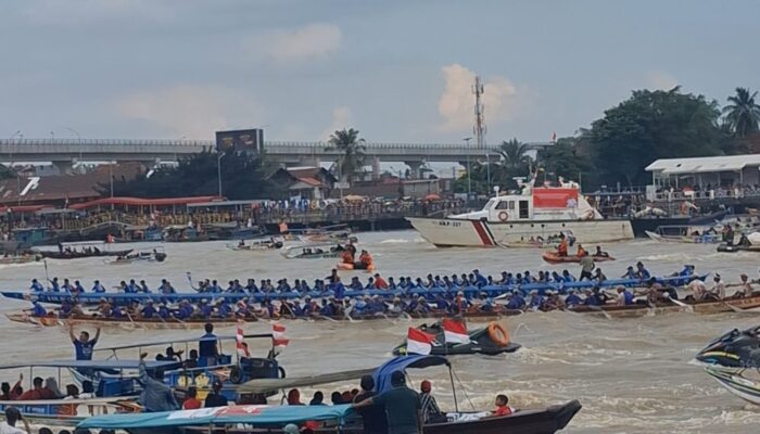 Puluhan Ribu Orang Tumpah Ruah di Festival Prahu Bidar, Hanya 555 Personil Gabungan Yang Mengawal
