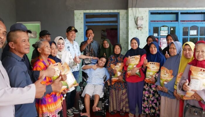 Bupati Sidoarjo Subandi Serahkan Bantuan Kursi Roda untuk Warga Disabilitas