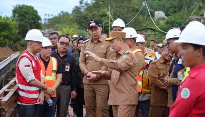 Gubernur Kalbar dan Bupati Kapuas Hulu Tinjau Pembangunan Jembatan Kecapah