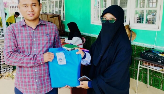 SPPG Desa Pahlawan Berikan Bingkisan ke Perwakilan Sekolah Penerima MBG