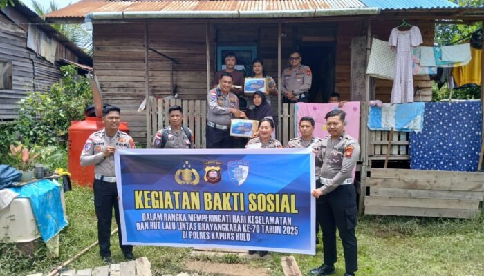 Polantas Kapuas Hulu Bagikan Bansos, Rayakan HUT Lalu Lintas Bhayangkara ke-70