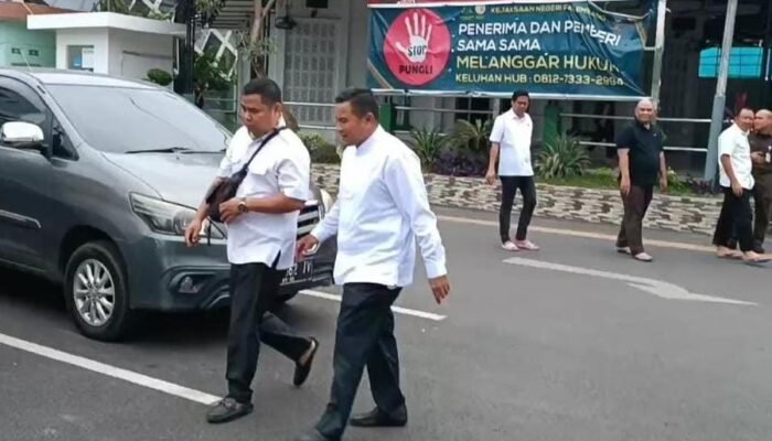 Direktur, Direksi, Dewas Perumda Pasar Jaya Hindari Wartawan Usai Diperiksa oleh Kejari Palembang