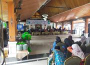 Bupati Fadhil Arief Bantu Seragam Sekolah untuk Siswa Berprestasi dan Kurang Mampu