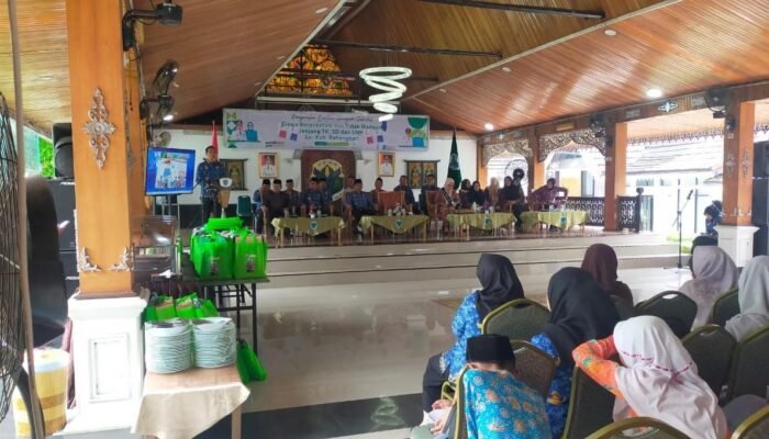 Bupati Fadhil Arief Bantu Seragam Sekolah untuk Siswa Berprestasi dan Kurang Mampu