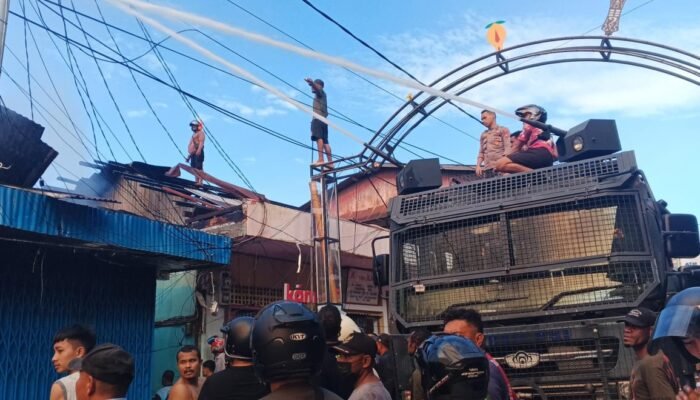 Kebakaran di Kawasan Pertokoan, Polres Fakfak Kerahkan Mobil AWC Bantu Pemadaman Api