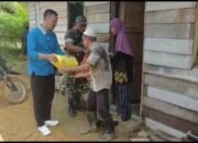 Babinsa Koramil 1206-11 Silat Hilir Bagikan Sembako