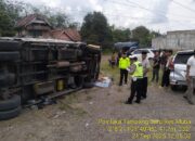 Oleng, Truk Terguling Timpa Rumah Warga di Bayung Lencir