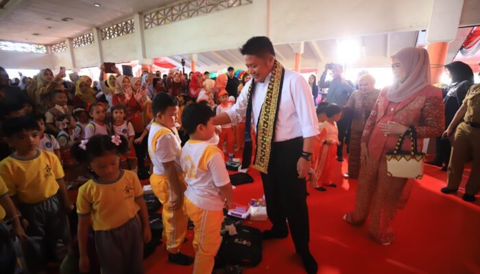Gubernur Herman Deru Rayakan HAN 2025 dengan Bernyanyi dan Bermain Bersama Anak-Anak
