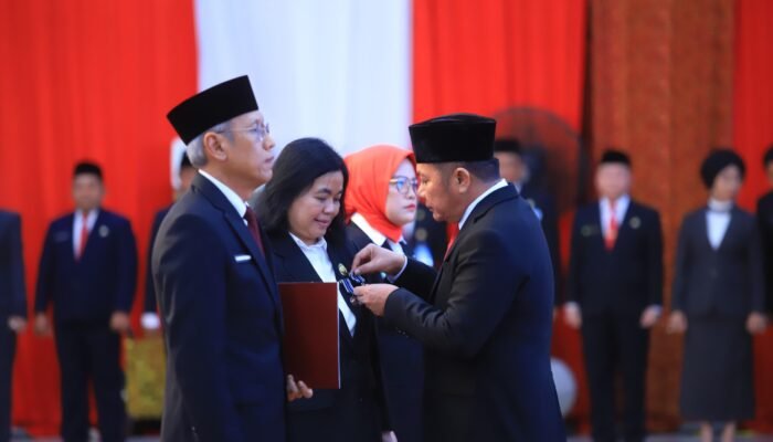 Gubernur Herman Deru Sematkan Satyalancana Karya Satya dari Presiden kepada 321 ASN Pemprov Sumsel