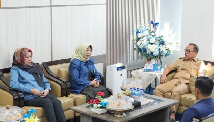 Gubernur Suhardi Duka Bahas Program Beasiswa dalam Pertemuan dengan Rektor Unasman