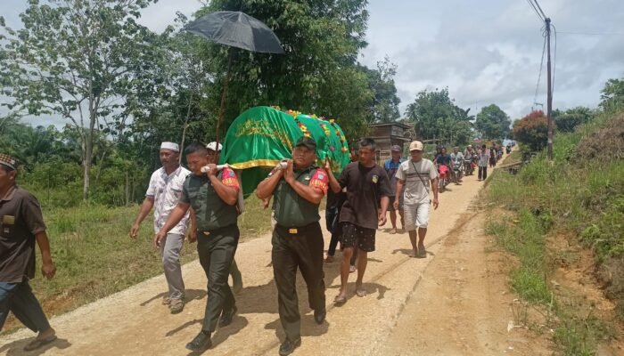 Babinsa Koramil 1206-11 Silat Hilir Tunjukkan Empati, Hadiri Pemakaman Warga Binaan di Bukit Penai