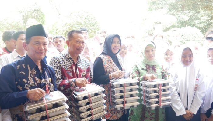 Wabup Sidoarjo Mimik Idayana Kunjungi Dua SMPN, Pastikan Menu MBG Aman Dikonsumsi