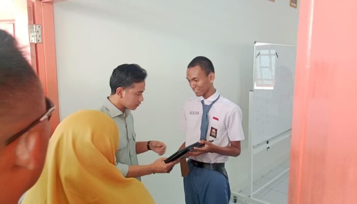 Disela Kunker, Wakil Presiden RI Terima Hadiah dari Siswa Sekolah Gratis