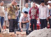 Diterpa Angin Kencang, Bupati Muchendi Respon Cepat Bangun Kembali Rumah Warga
