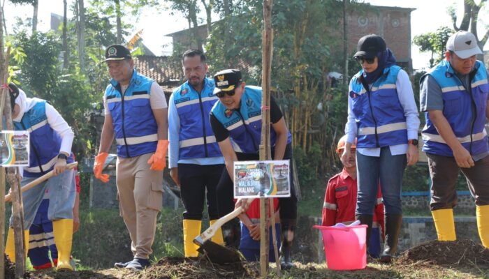 Word Cleanup Day 2025, Pemerintah Kota Malang Bersama Masyarakat Bersihkan Sungai Metro dan Tanam Pohon