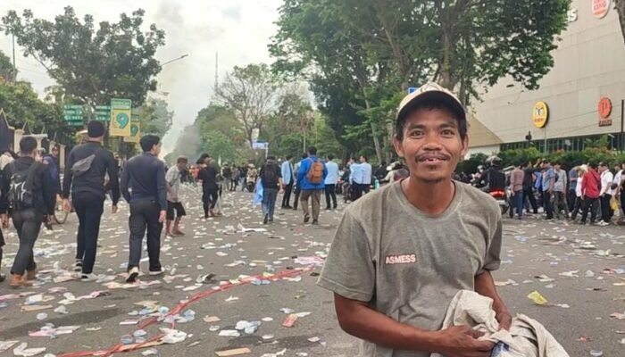 Aksi Demo Ribuan Mahasiawa di Halaman DPRD Sumsel, Mendatangkan Rezeki Tersendiri untuk Sobri Pemulung Plastik Air Kemasan