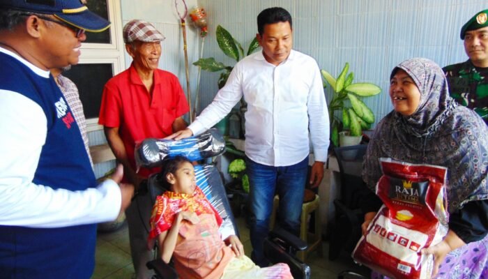 Bupati Sidoarjo Subandi Berikan Bantuan Kursi Roda, Ringankan Beban Warga