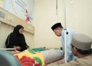 Wujud Empati, Wagub Sulbar Jenguk Tokoh Masyarakat yang Sakit
