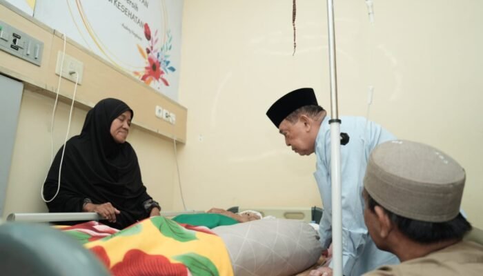 Wujud Empati, Wagub Sulbar Jenguk Tokoh Masyarakat yang Sakit
