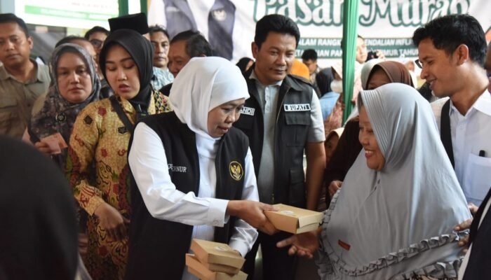 Bupati Sidoarjo Subandi Bersama Gubernur Jatim Tinjau Pelaksanaan Pasar Murah