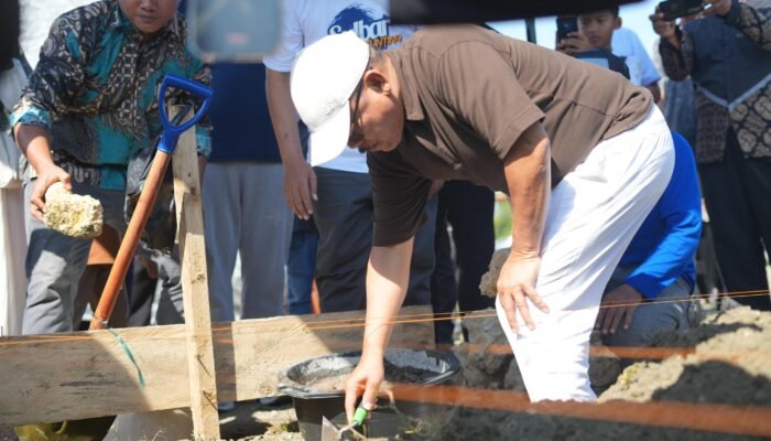 Gubernur Sulbar Letakkan Batu Pertama Masjid Baithul Mansruhin, Resmikan 8 Masjid Lainnya