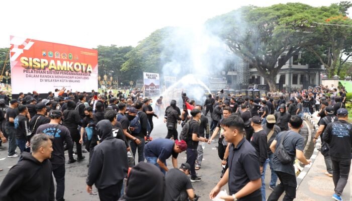 Polresta Malang Kota Gelar Simulasi Sispamkota Bersama Masyarakat