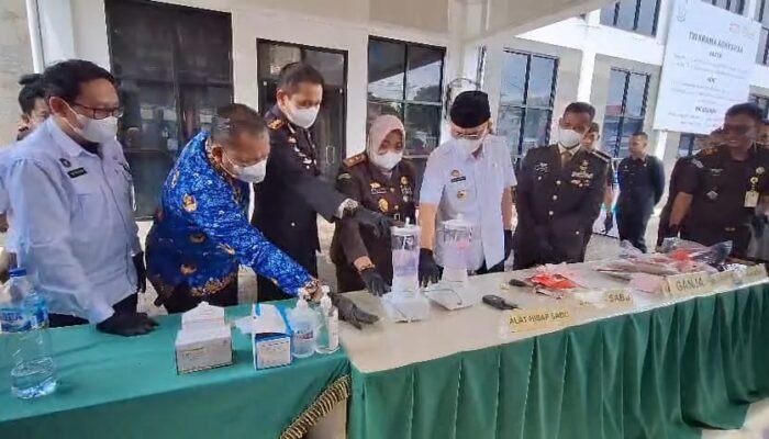 Bupati Joncik Muhammad & Kejari Empat Lawang Lakukan Pemusnahan Barang Bukti Tindak Pidana Umum