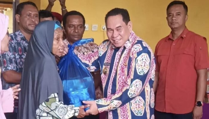 Bupati Fakfak Serahkan Seragam Gratis dan Makanan Tambahan Bagi Balita dan Lansia