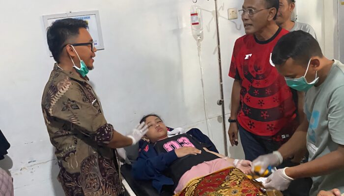 Bupati Herdiat Jenguk Korban Keracunan MBG, Tegaskan Pengawasan Dapur Harus Diperketat