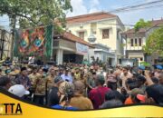 Bupati Gatut Sunu Turun Langsung Temui Massa Pejuang Gayatri di Depan DPRD Tulungagung 