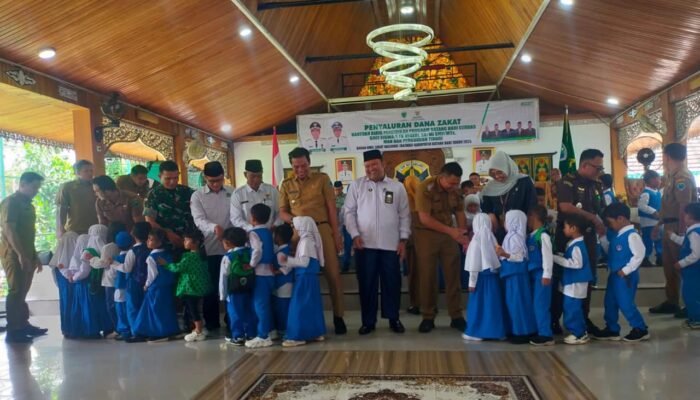 Bupati Fadhil Salurkan Bantuan Pendidikan dari Dana Zakat BAZNAS untuk Ribuan Pelajar Batang Hari