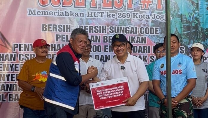 PGN Serahkan Bantuan CSR 50 Gerobak Sampah dan Insinerator