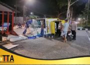 Truk Bermuatan Pakan Ayam Terguling di SPBU Mojosari Tulungagung, Diduga Over Dimensi