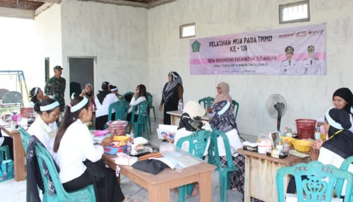Dorong Ekonomi Kreatif, Warga Tulangan Ikuti Pelatihan Tata Rias